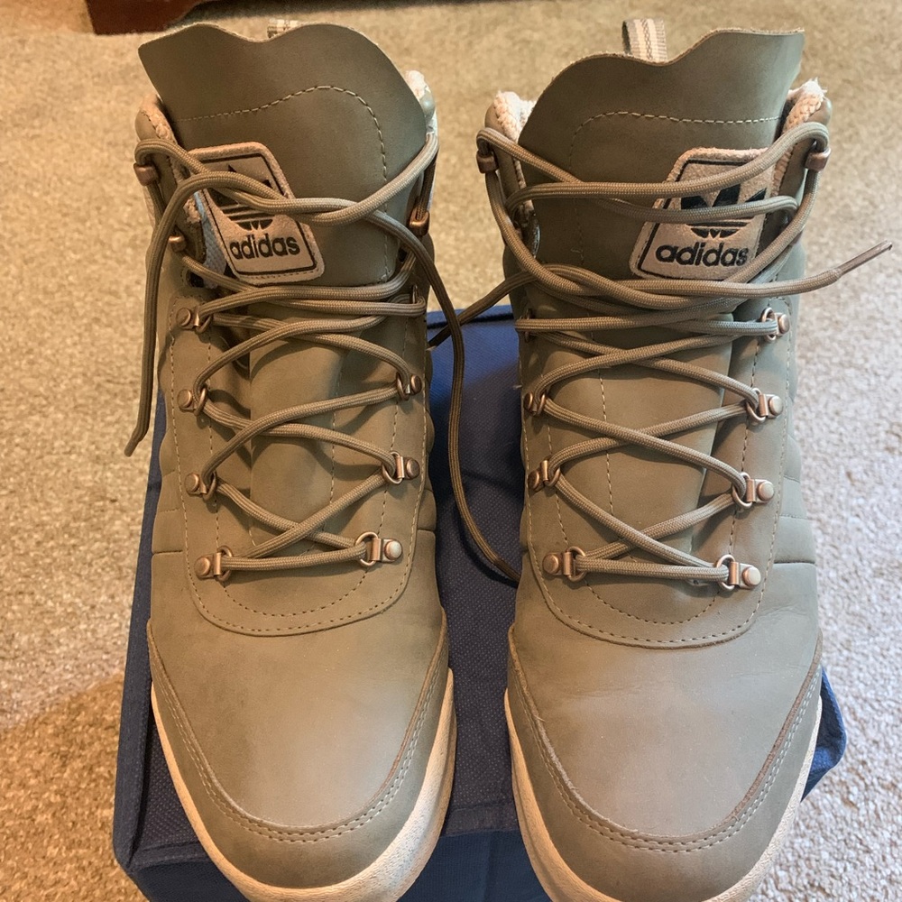 Gently used Adidas BLAUVELT / US size 12